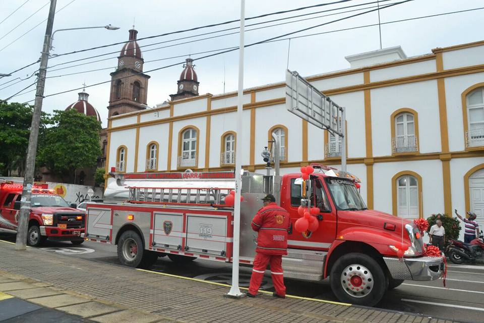 Alcaldía Municipal hace entrega de moderna máquina contraincendios