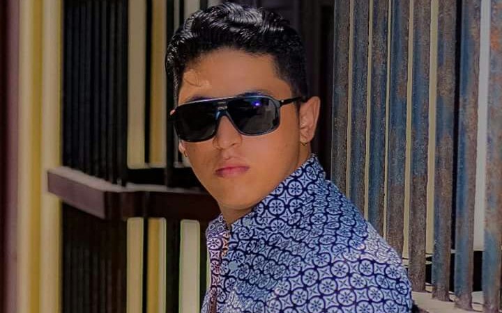 Él es, Sergio Urbina, el chico cantante barranqueño causando sensación