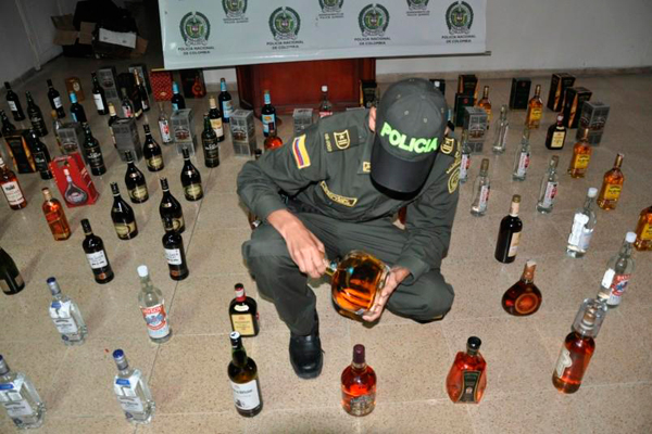 Sellan negocios por vender licor adulterado que pretendían vender en Navidad