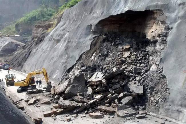 Barrancabermeja incomunicada con Bucaramanga por derrumbes en la carretera