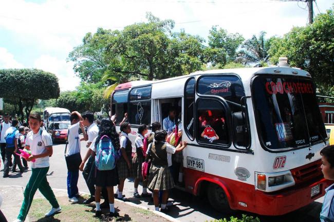 Padres de familia denuncian que empresas incumplen convenio de transporte escolar