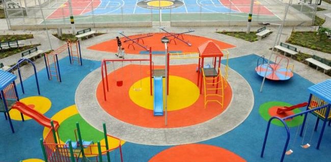 Avanza instalación de gimnasios biosaludables y juegos infantiles en distintos sectores de la ciudad