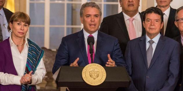 Presidente de Colombia firma aumento de 6% a salario mínimo