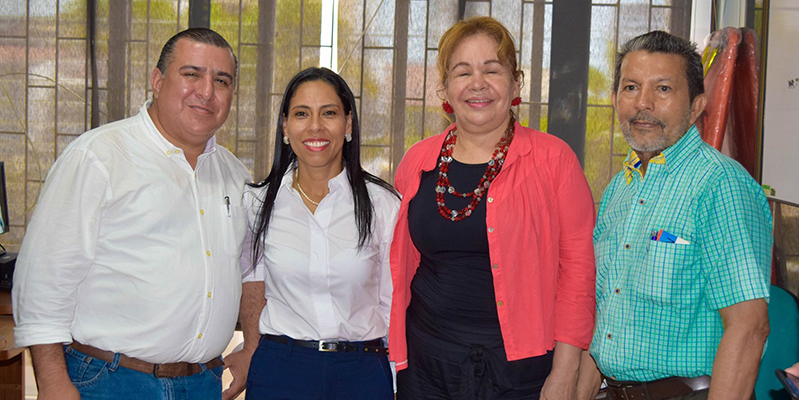 Claudia Andrade entregó 52.000 firmas en la Registraduría
