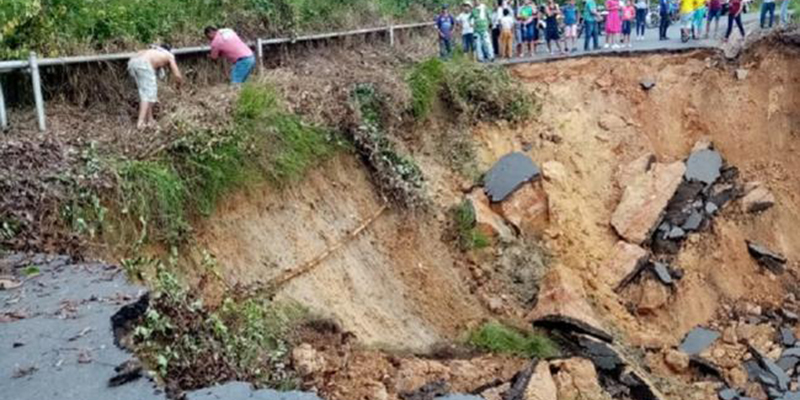 Más de 8.000 personas incomunicadas por colapso de vía en La Fortuna