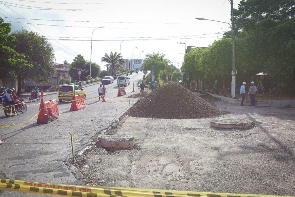 Alcaldía recupera  anden y tramo de vía en la intersección del barrio Palmira y el Puente Elevado