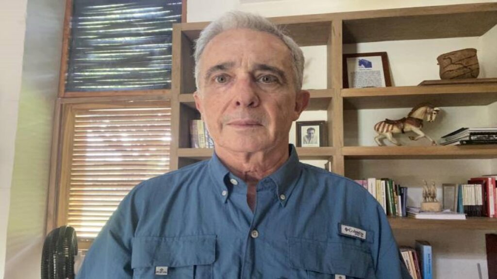 Uribe seguirá preso mientras Corte Suprema decide bajo qué Ley es procesado