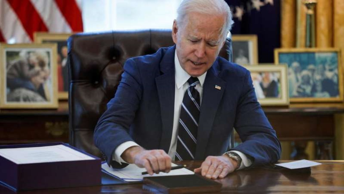 Biden firma el plan de estímulo de 1,9 billones aprobado un día antes por el Congreso