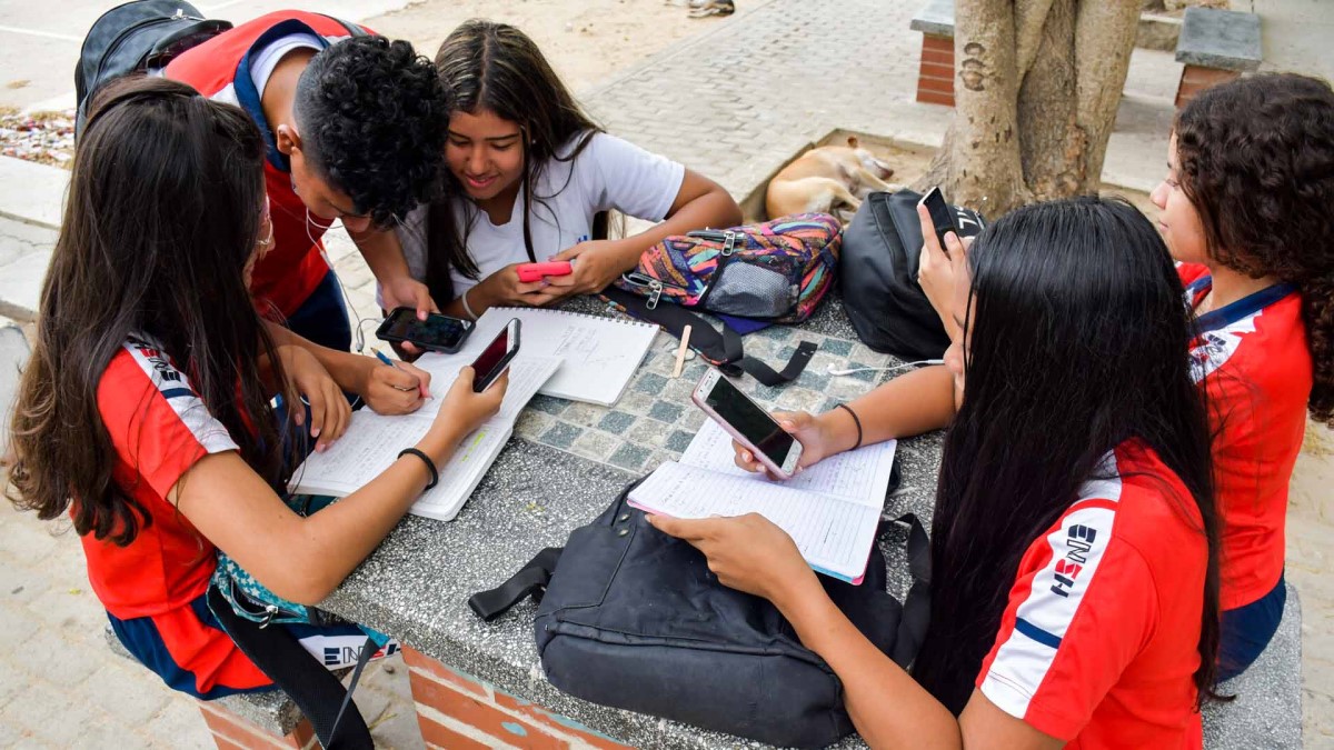 Por ley, se regulará en colegios el uso de celular hasta noveno grado