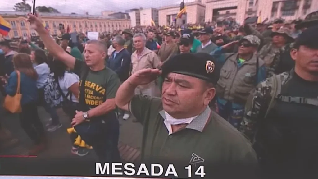 Uribe les quita la mesada 14 a militares(r) pero estos le protestan a Petro